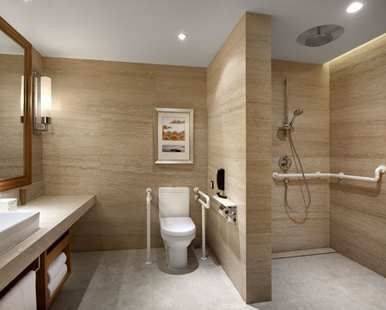 salle de bain PMR moderne à Paris 17