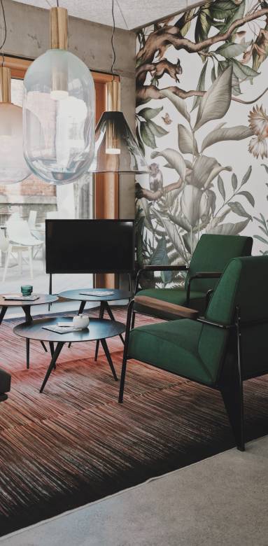 Un papier peint végétal dans un salon 