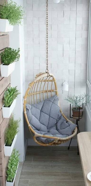 Loggia aménagée avec fauteuil suspendu et mur végétalisé - Rochefort 17