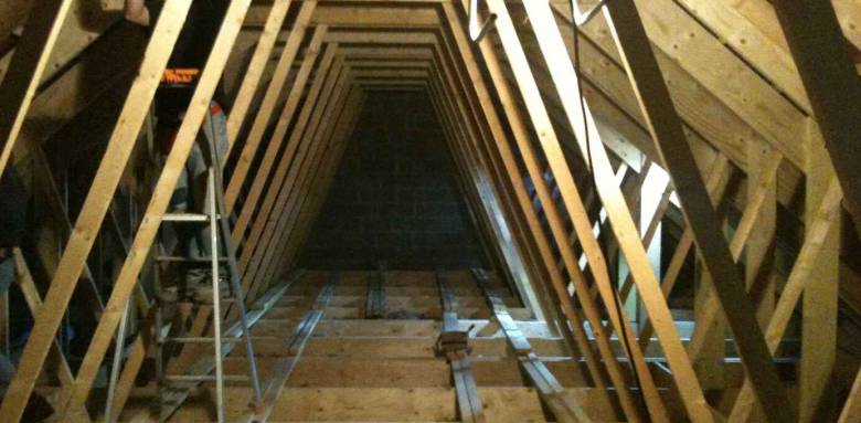 La charpente entrave souvent l'espace disponible dans les combles (Ouistreham)