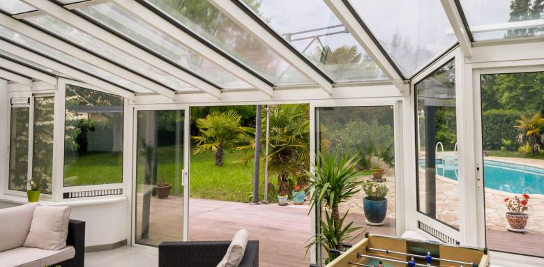 Choisir le toit de sa véranda : verre ou polycarbonate.