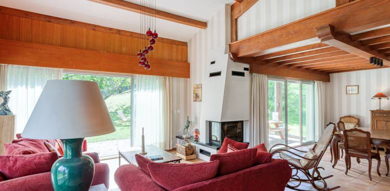 Des meubles en tissus pour compenser la réverbération liée aux grandes hauteurs sous plafond
