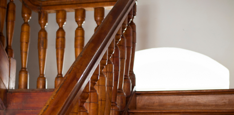 Rampe d'escalier en bois couleur brut