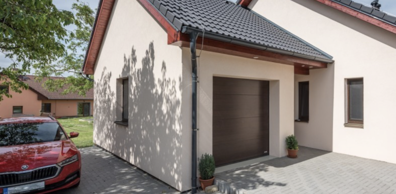 Garage en parpaing, accolé à la maison