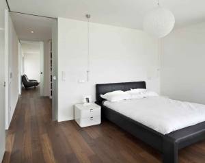 le noir et blanc dans une chambre 