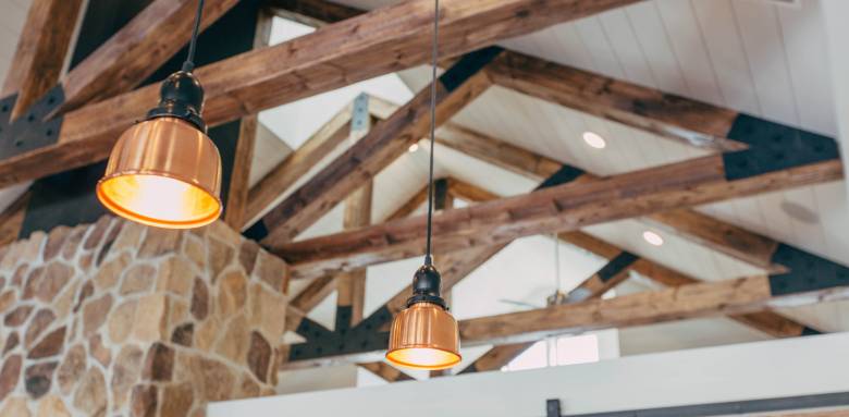 De magnifiques poutres d'une vieille bâtisse dévoilées grâce au plafond cathédrale - Gambais