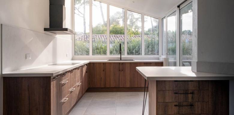 Une magnifique cuisine rénovée ouverte La Maison des Travaux