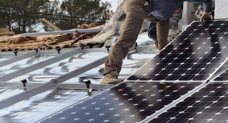 Installer des panneaux photovoltaïques sur le toit de votre hôtel