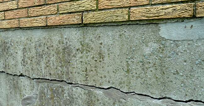 fissures horizontales près des fondations