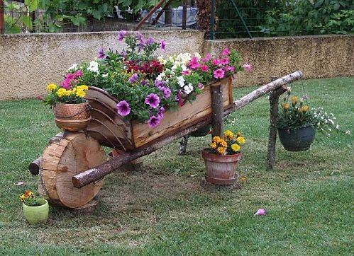 Brouette aménagée avec fleurs et plantes grimpantes