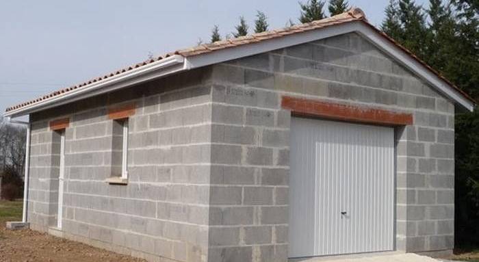Construction d'un garage en parpaings, non attenant à la maison