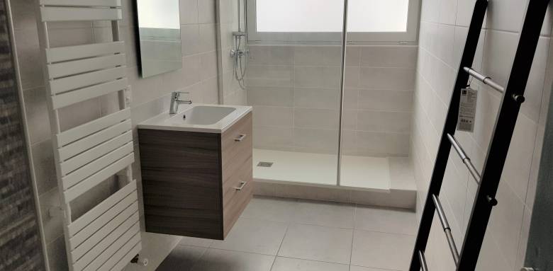 Agrandir sa salle de bain avec du carrelage clair - Montauban 82