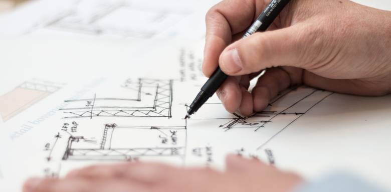 Architecte ne train de réaliser un permis de construire 