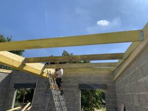 Charpentier posant une toiture monopente