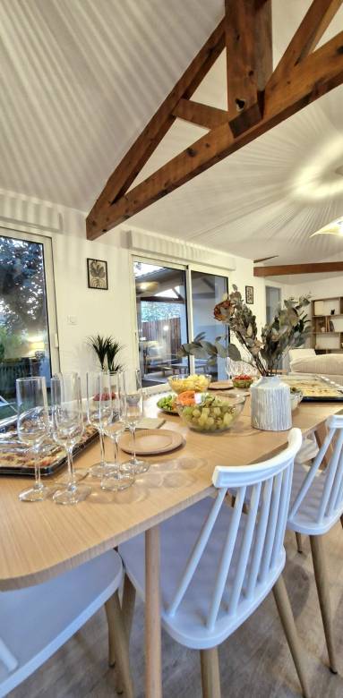 Après : pièce de vie lumineuse avec charpente apparente — agrandissement de maison à Montauban