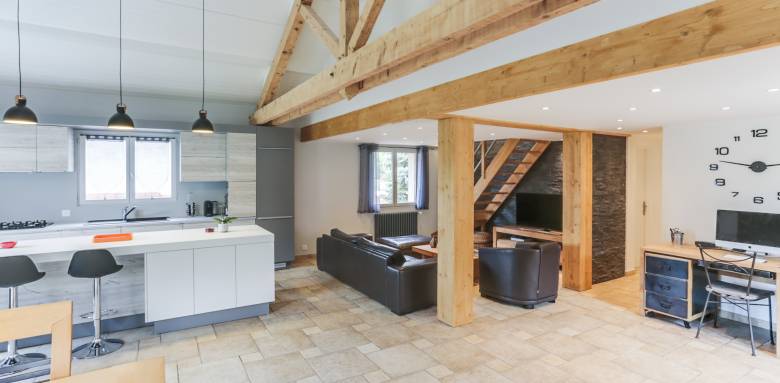 Cuisine, salle à manger et salon réunis dans une pièce de près de 60 m2, à La Pierre, dans le Grésivaudan