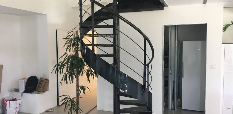 escalier métal et PVC en colimaçon