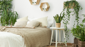 Une chambre rénovée qui invite à la détente et au bien-être.