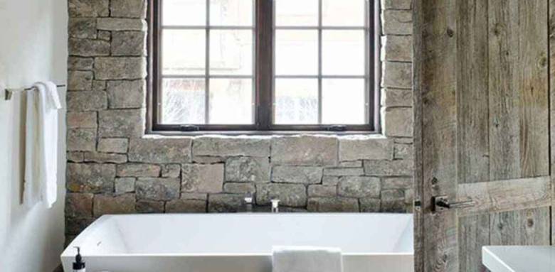 Très beau mur en pièce dans cette salle de bain