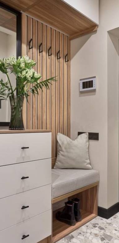 Un dressing, des tiroirs et un banc pour une entrée chic et pratique