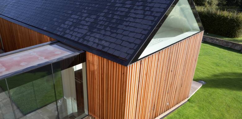Une extension bois avec vitres.