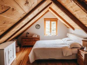 Comment aménager une chambre sous les combles : 4 astuces pour optimiser votre espace