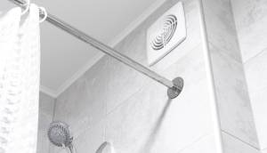 Une ventilation dans la salle de bain.