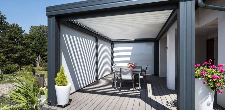 pergola bioclimatique avec fermetures latérales 