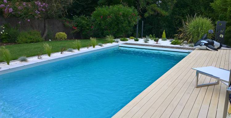 Piscine enterrée avec terrasse en matériau composite - Bouc-Bel-Air 13