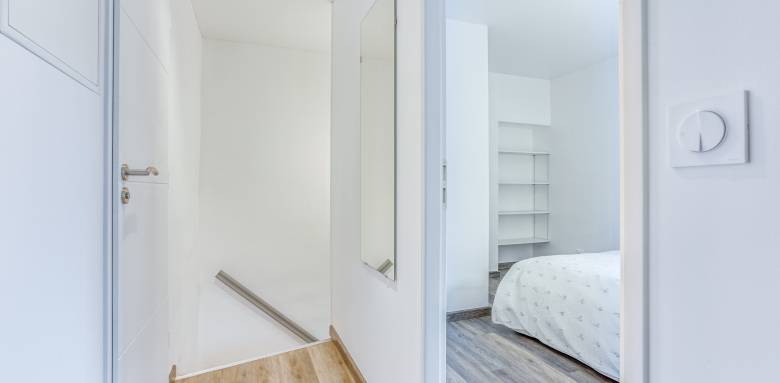 Les murs ont été peints en blanc et un parquet flottant donne un coup de jeune à cette location - Tencin