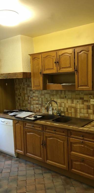 Cuisine rustique avec tomettes en pavillon avant travaux de rénovation 