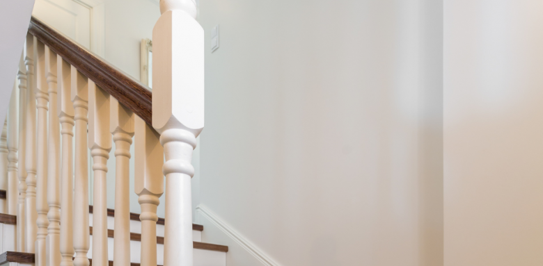 Rampe d'escalier en bois blanc