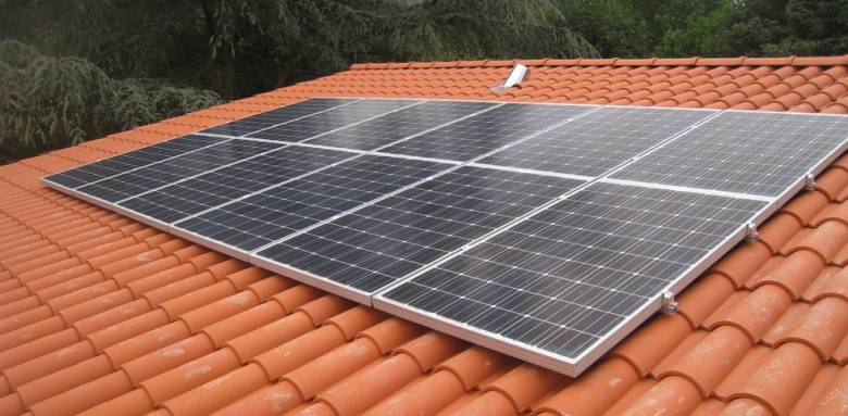 Panneaux solaires photovoltaïques toit en tuiles