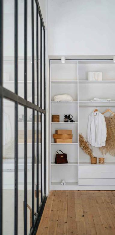 Un dressing dans une entrée avec verrière 
