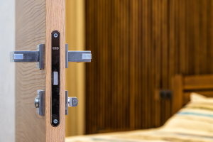 Comment sécuriser la porte d’entrée de son logement ? 