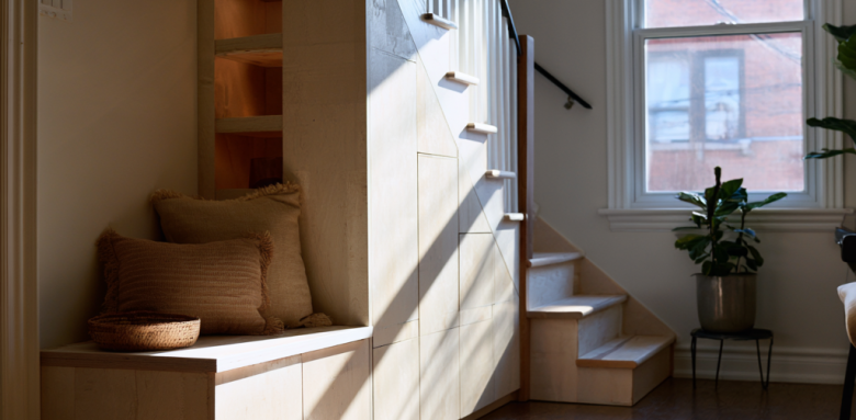 Aménagement sous escalier avec rangements sur mesure et assise intégrée