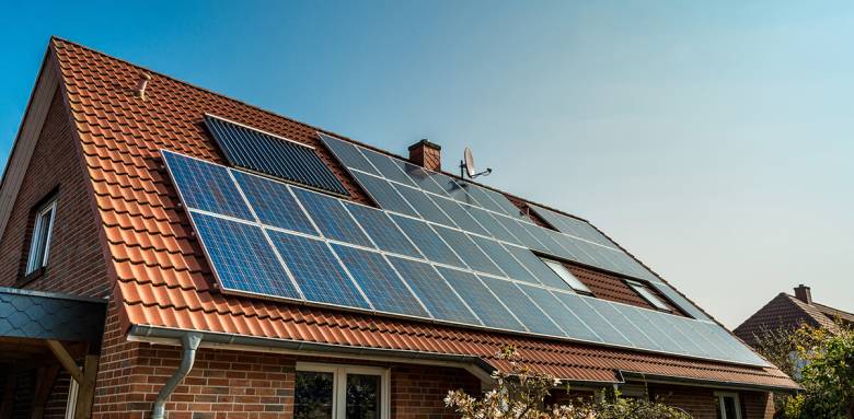 Panneaux solaires toit maison