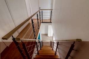 Escalier bois à marches suspendues et palier