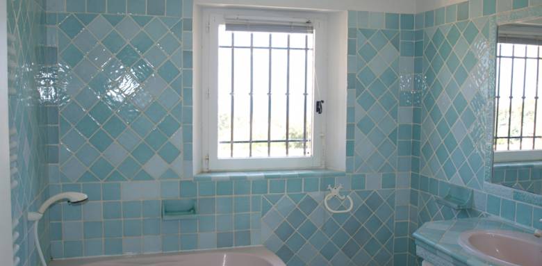 Fenêtre salle de bain ouverture à frappe 1 un vantail avec barreaudage extérieur 