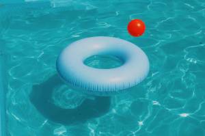 Piscine avec bouée et ballon 