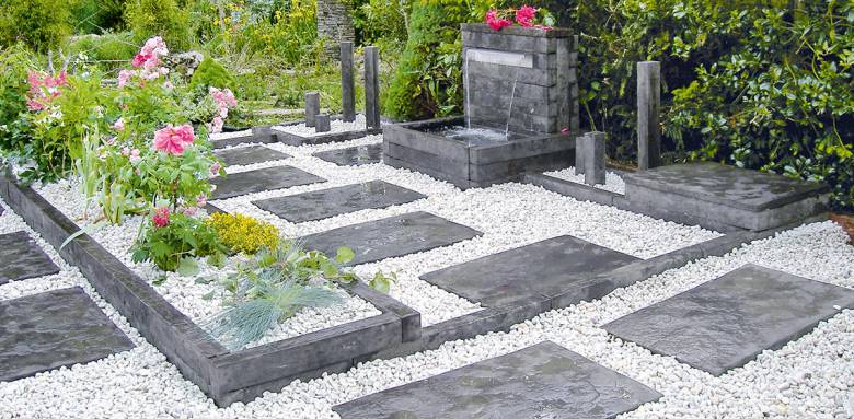 jardin miunéral avec fontaine
