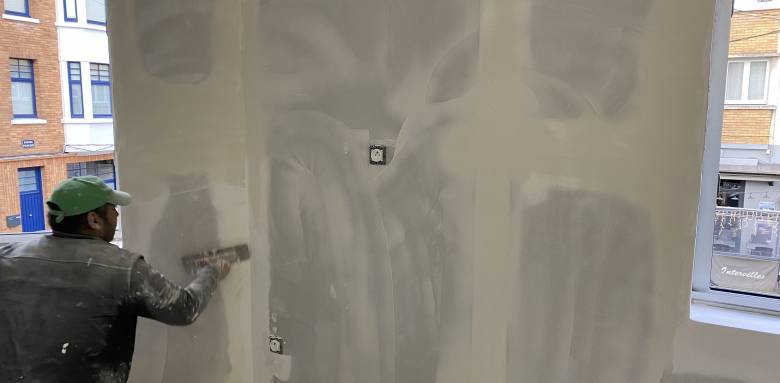 Le ratissage en plein permet l'uniformisation des surfaces à peindre 