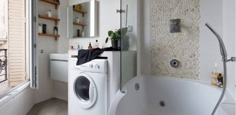 Petite baignoire avec douche micro appartement