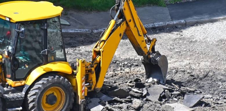 tractopelle effectuant des travaux de voirie dans le Grésivaudan