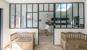 Verrière d'interieur entre cuisine et salon avec porte centrale