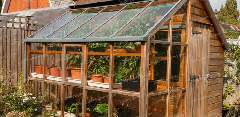 Abri de jardin en cèdre moitié réserve, moitié serre