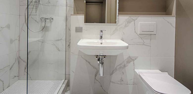 salle de bain grands carreaux murs et sol