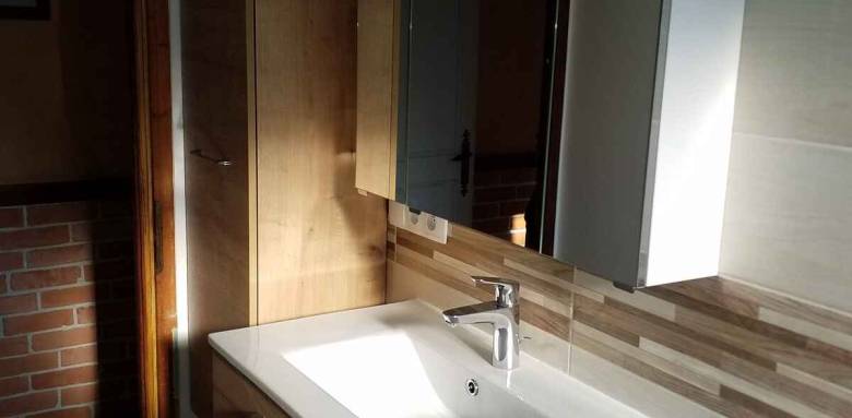 Optimistaion de salle de bain avec des meubles suspendus - Nantes 44