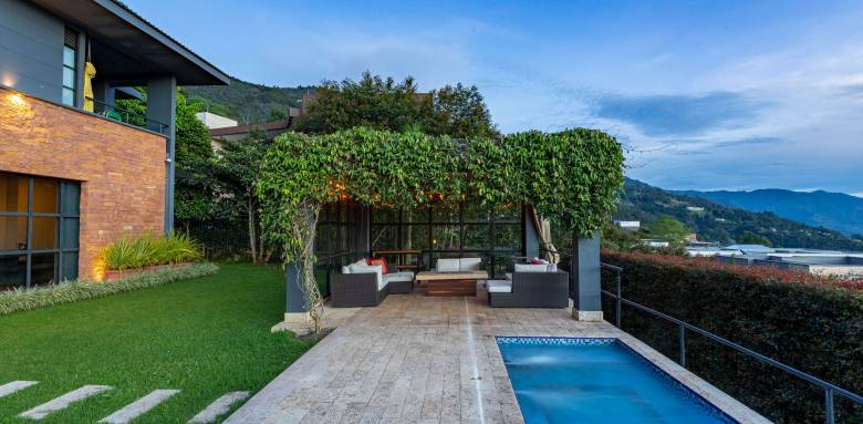 Une terrasse ombragée près de la piscine 