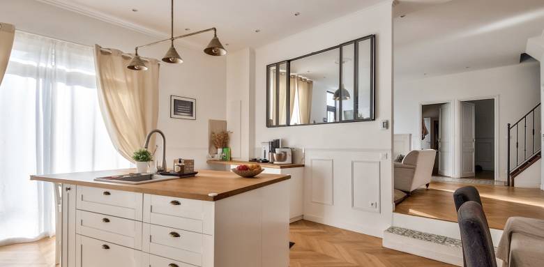 Cuisine rénovée avec ilot et verrière - Le Chesnay